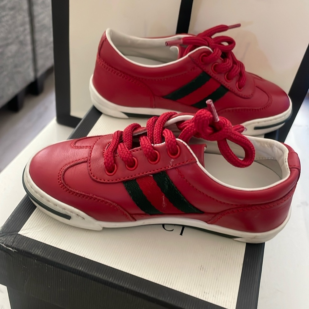 Gucci kids sneakers used a few times coves with box and bag